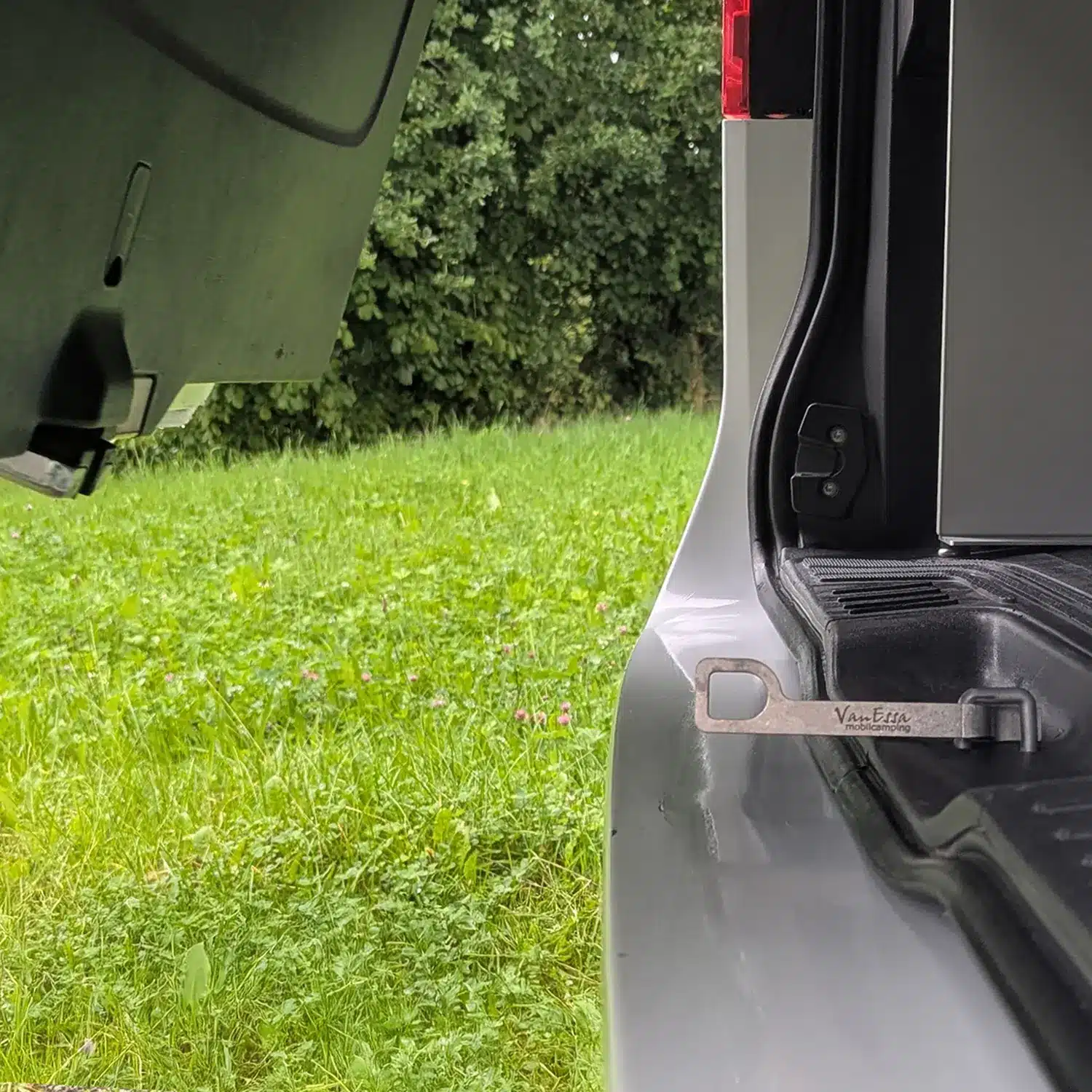 Heckklappenhaken Mercedes Van extralang-Länge beim Schliessen