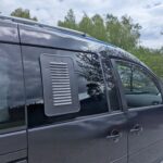 Lueftungsgitter fuer Schiebefenster im VW Caddy Beifahrerseite