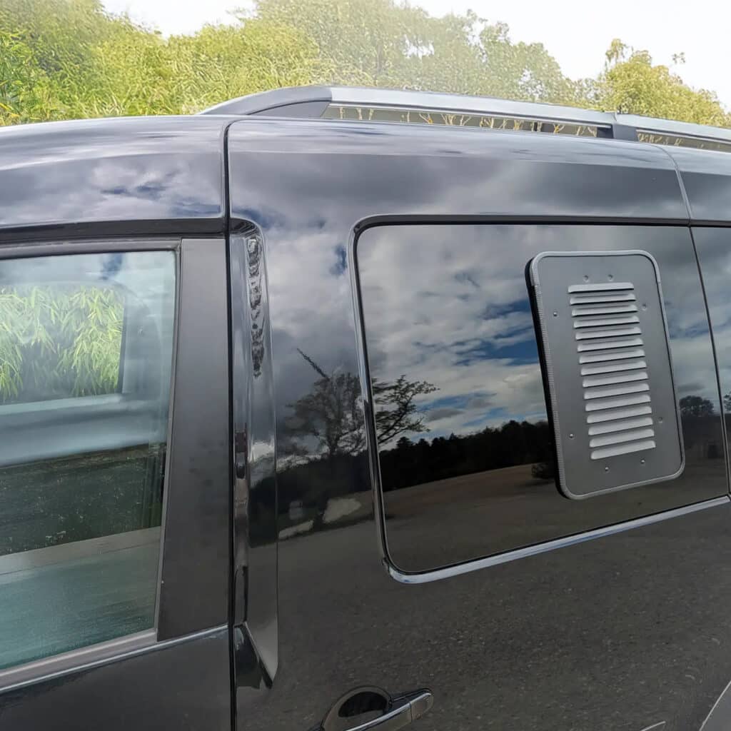 Ventilation grille for sliding window in VW Caddy driver's side