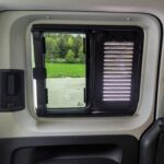 Lueftungsgitter fuer Schiebefenster im VW Caddy Beifahrerseite von innen