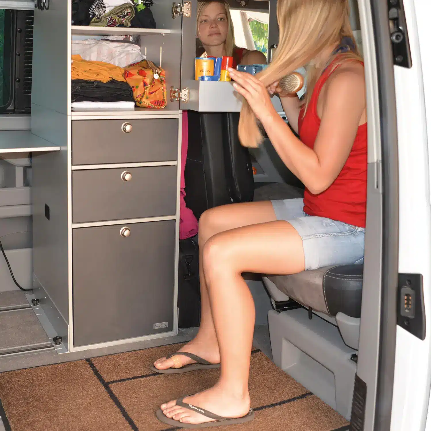 Drehkonsole fuer Volkswagen T5/T6/T6.1 Beifahrersitz im Bus mit Modulturm