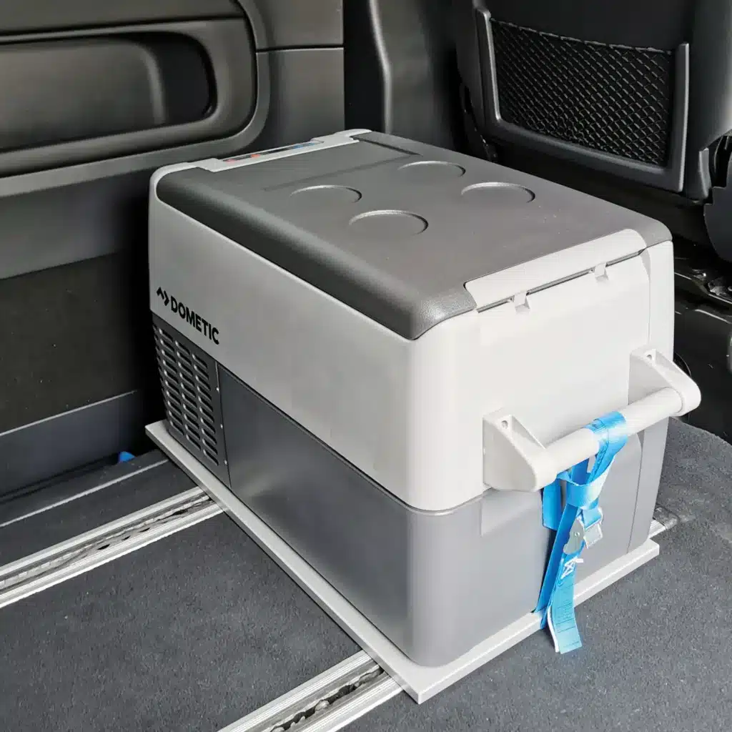 Halterung für Kompressor Kuehlbox Dometic im Mercedes Bus geschlossen