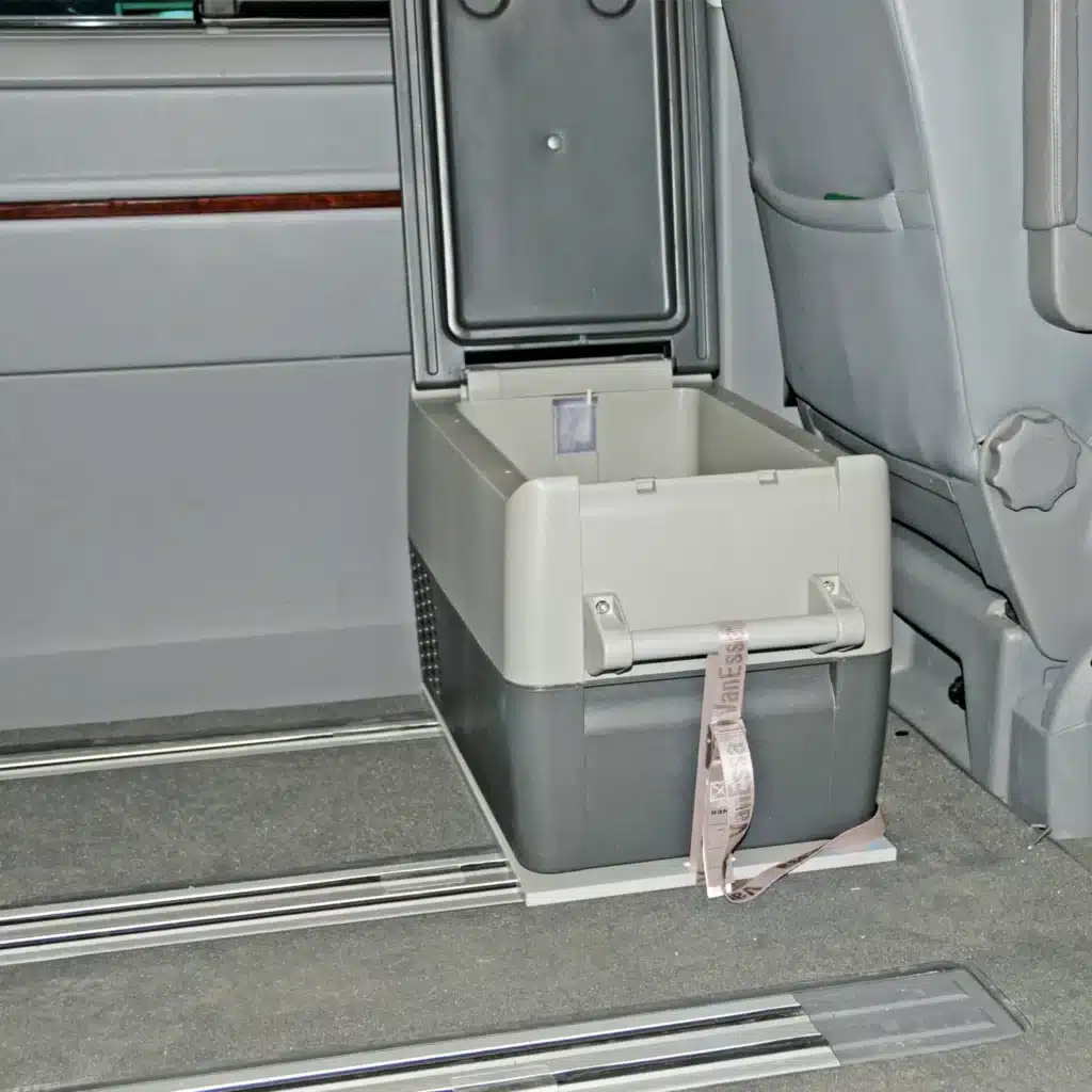 Halterung für Kompressor Kuehlbox Dometic im VW Multivan T5 offen