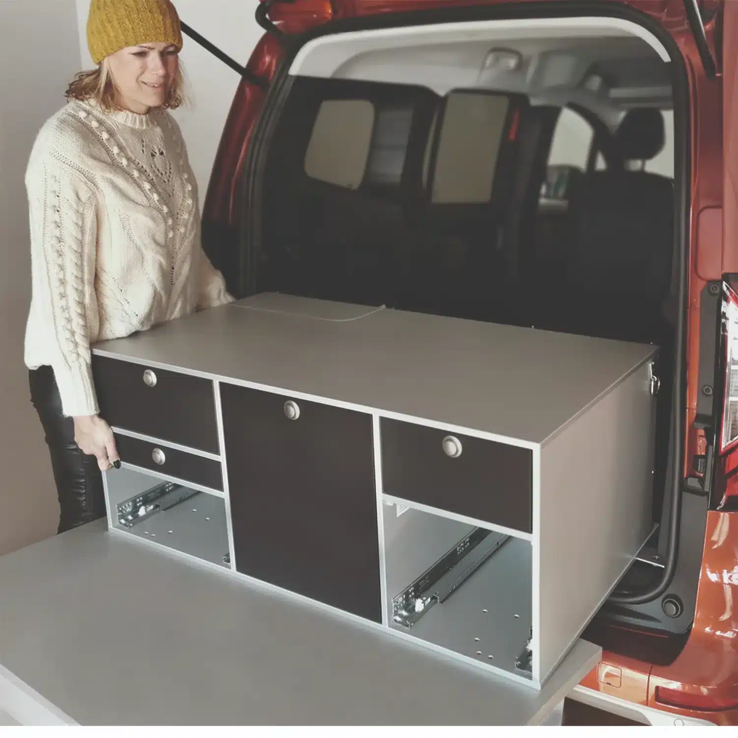 VanEssa Einbautrolley am Fahrzeug