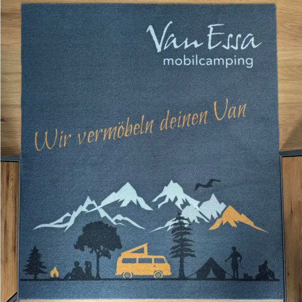 VanEssa Teppich mit Campervan im Wald mit Zelt und Berge im Hintergrunf