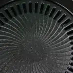 Grillaufsatz fuer Camping Gaskocher Detail Oberflaeche