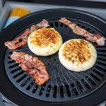 Grillaufsatz fuer Camping Gaskocher mit Speck und Grillkaese