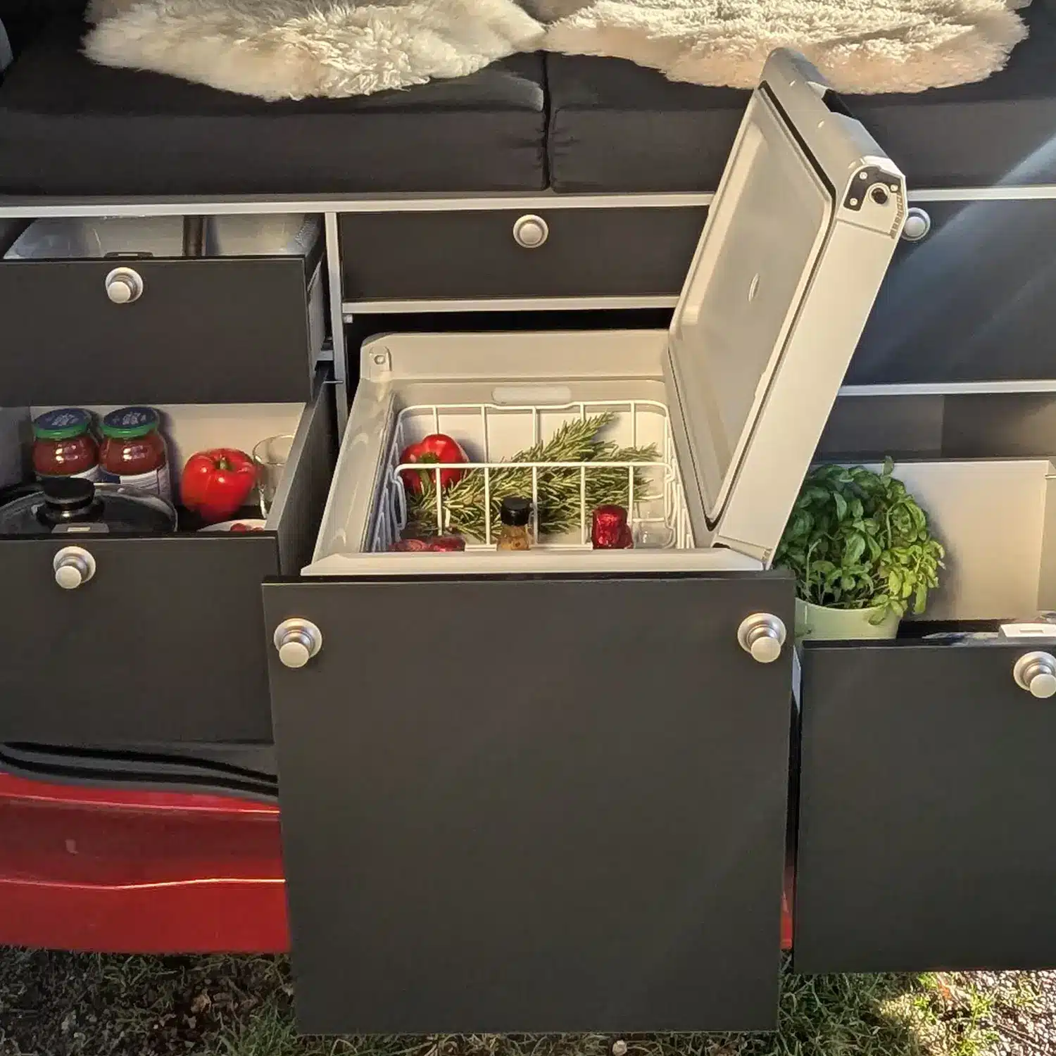 Kompressor Kuehlbox Dometic CFF35 in Heckkueche Ford Custom