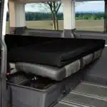 VanEssa Schlafauflage Comfort im VW Bus T5 T6 aufgefaltet ueber Schlafbank