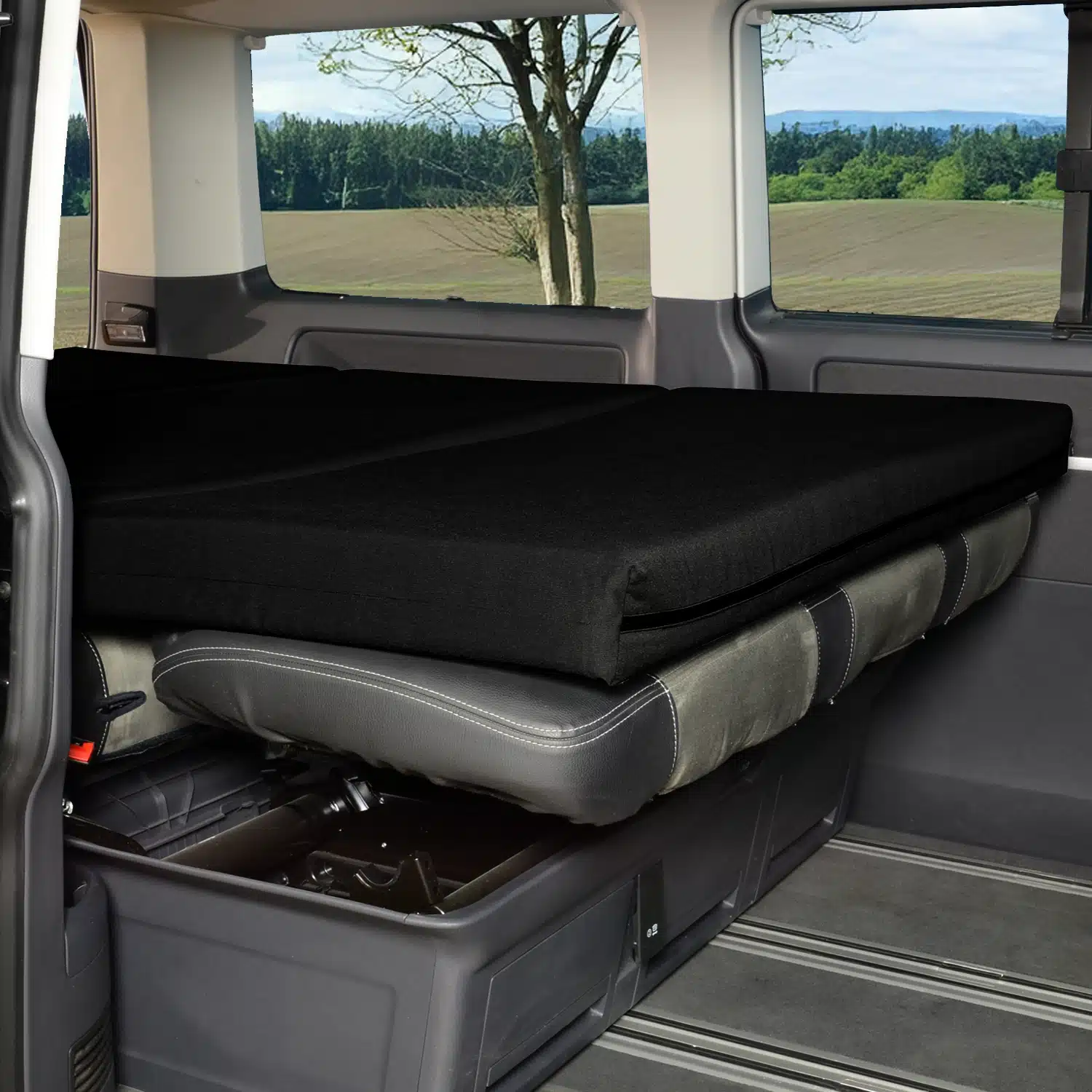 VanEssa Schlafauflage Comfort im VW Bus T5 T6 aufgefaltet ueber Schlafbank
