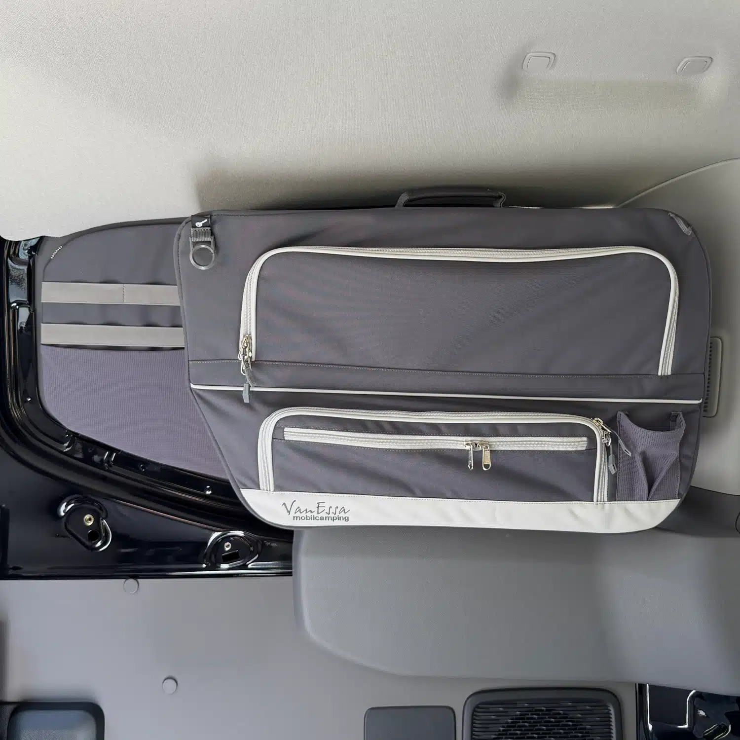 VanEssa Ford Custom Packtasche anthrazit im VW Transporter ab 2025 kurzer Radstand