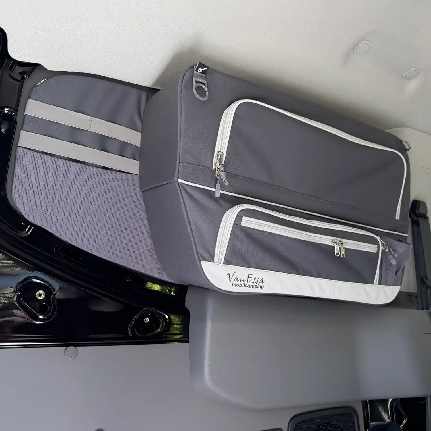 VanEssa Ford Custom Packtasche anthrazit im VW Transporter ab 2025 kurzer Radstand Fahrerseite von unten