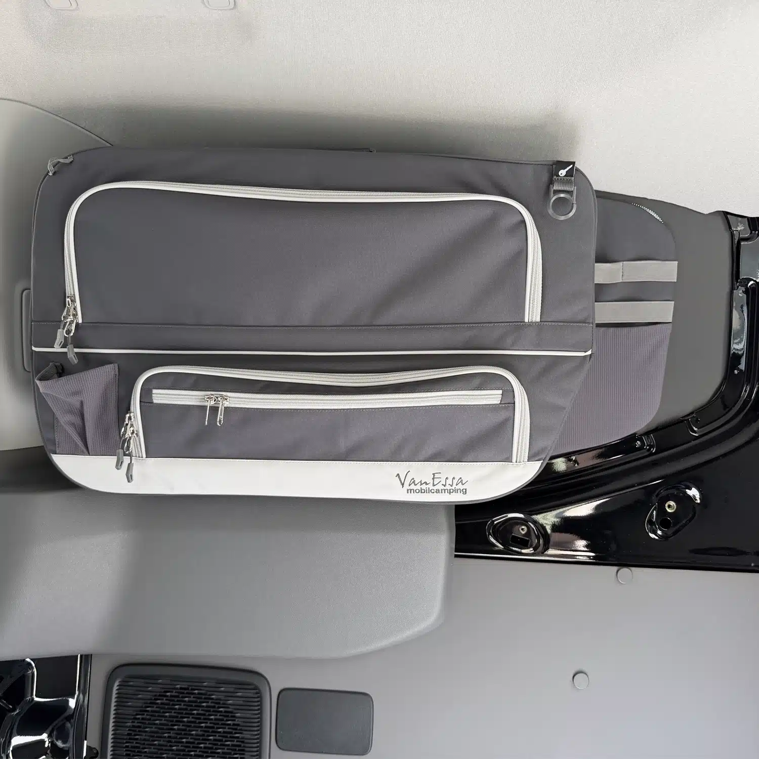 VanEssa Ford Custom Packtasche anthrazit im VW Transporter ab 2025 kurzer Radstand Beifahrerseite