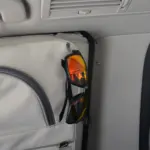 Packtasche Mercedes Hellgrau Brillenhalter an Fenstertasche im Auto