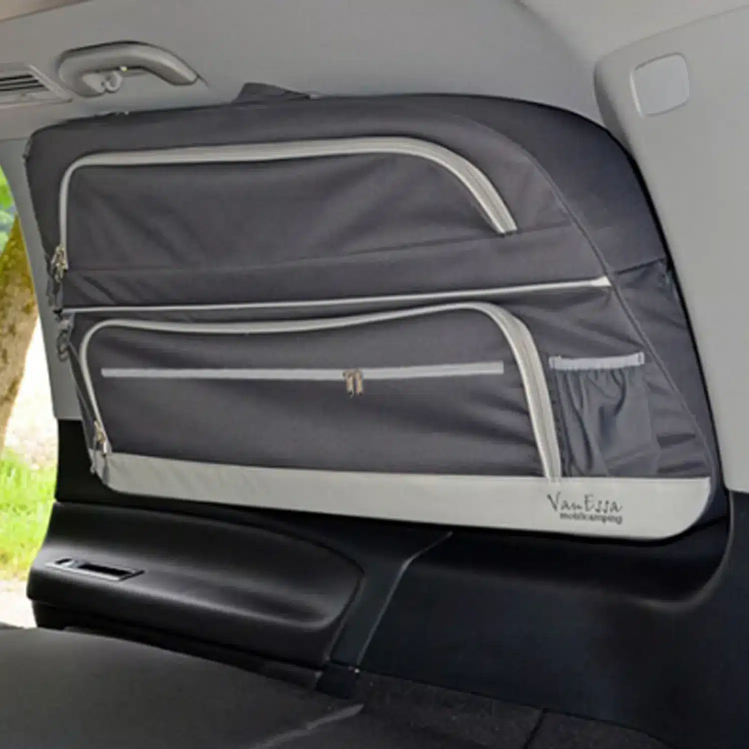 VanEssa Mercedes Packtasche anthrazit im Mercedes Bus