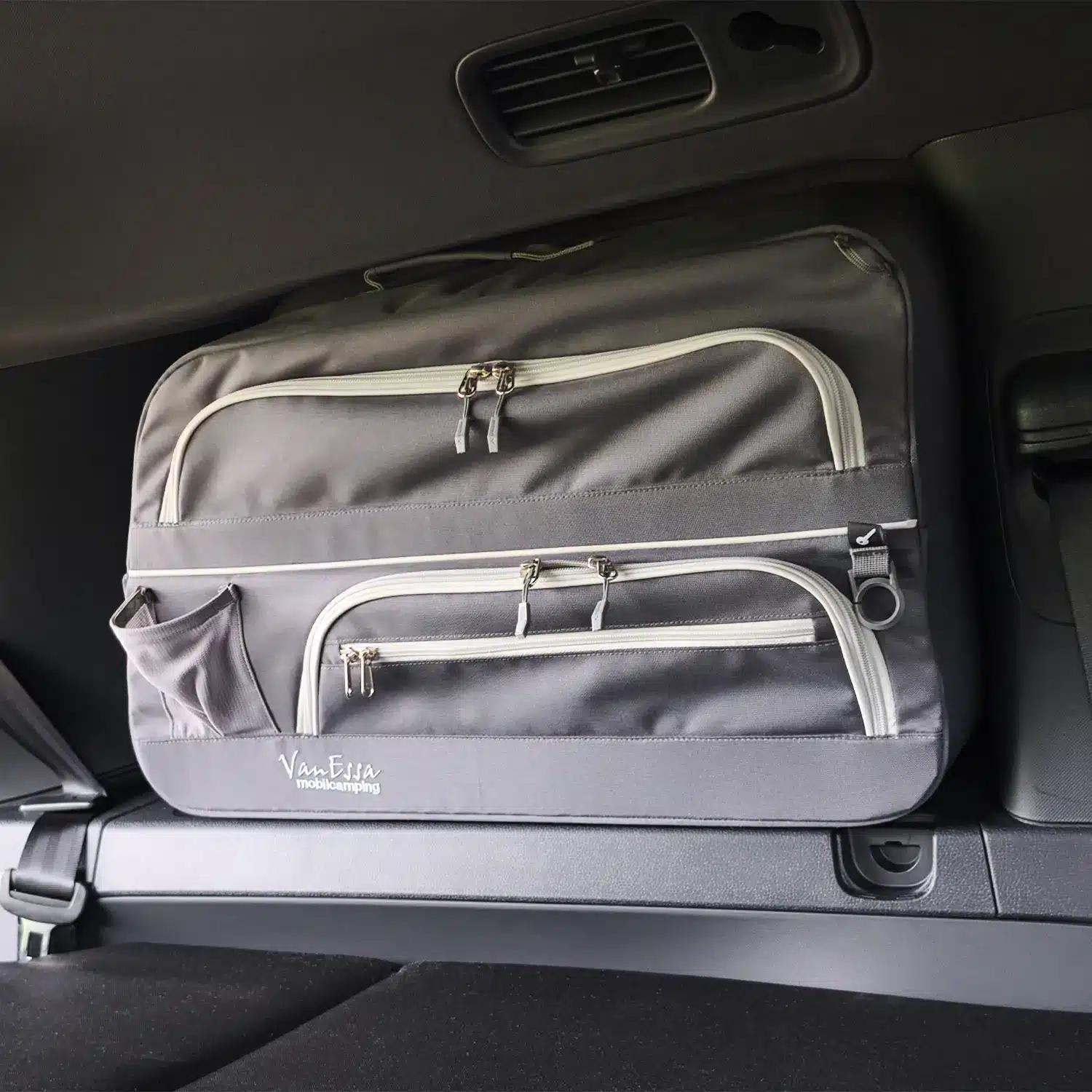 VanEssa Packtasche anthrazit im VW ID. Buzz im Auto
