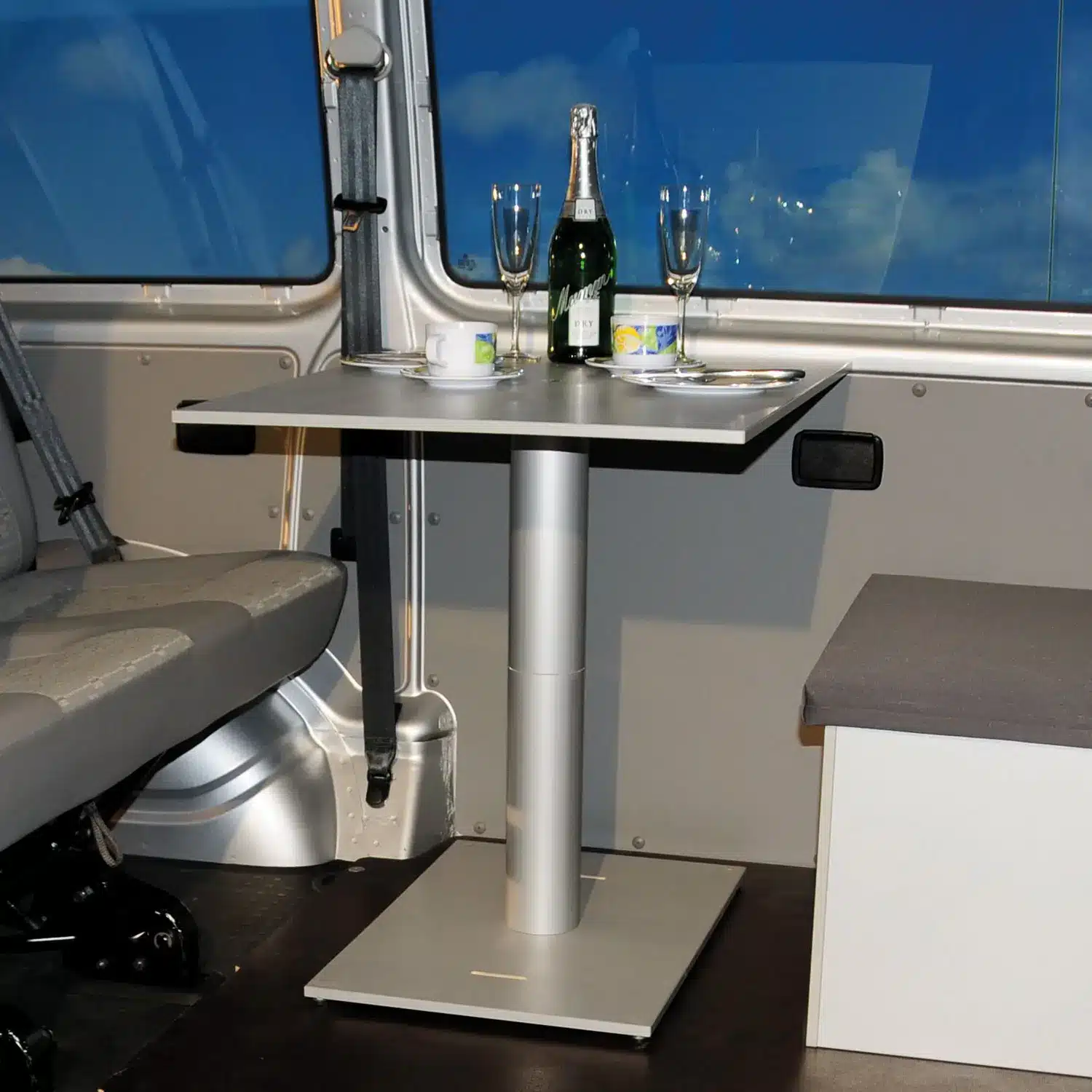 VanEssa Campingtisch Silber im VW Transporter