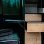 Klapptisch in Graphit an VanEssa Modulturm im VW T5 T6 Multivan