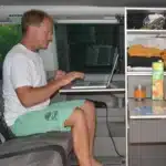 Seitentisch fuer Modulturm silber mit Laptop