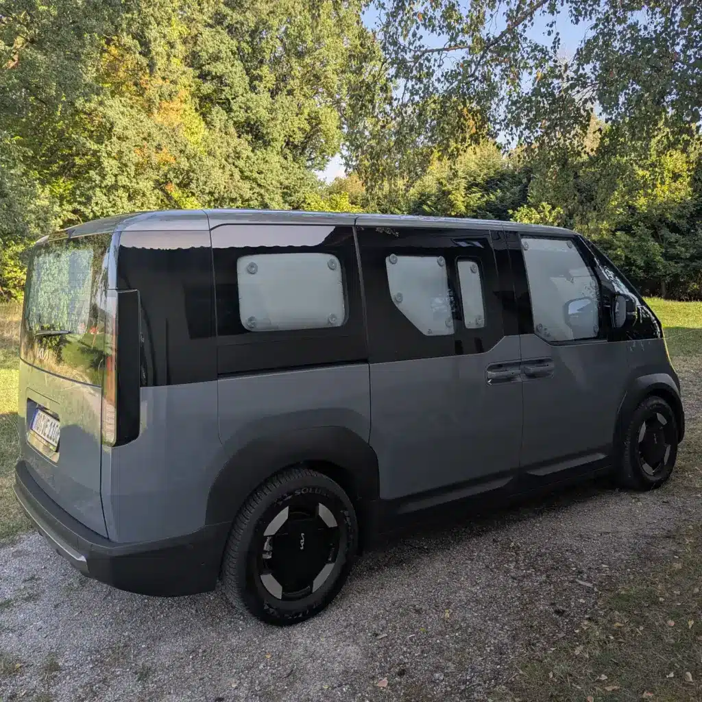 Verdunklung Thermomatten Black Kia PV5 von aussen seitlich