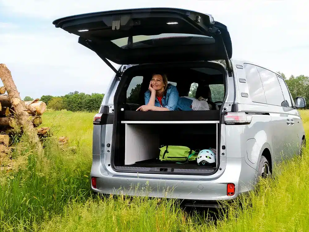 ID Buzz Camper mit VanEssa Schlafsystem und Liegefläche