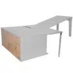 Split sleeping system to the rear kitchen without sleeping surface on the right with raised sleeping surface on the left