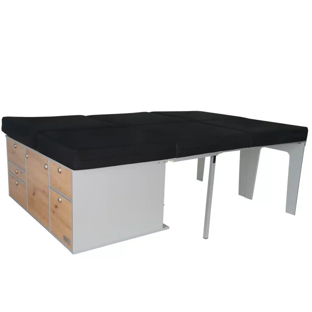 geteiltes Schlafsystem zur Heckkueche mit Liegeflaeche und Matratzen