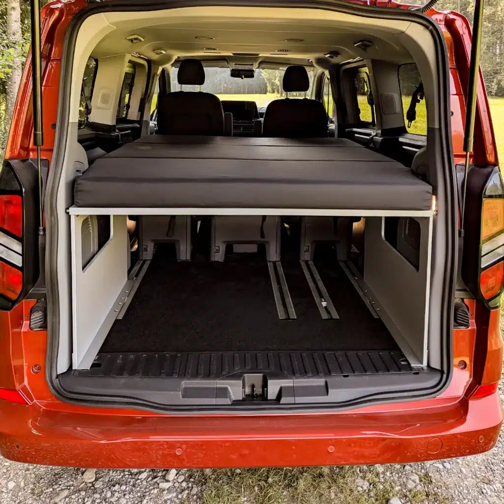 Schlafsystem Surfer Ford Custom ab 2024 Heckansicht