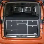Schlafsystem Van zur Kueche aufgebaut im VW T7 Heckansicht