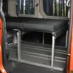 Schlafsystem Van zur Kueche aufgebaut im VW T7 seitlich