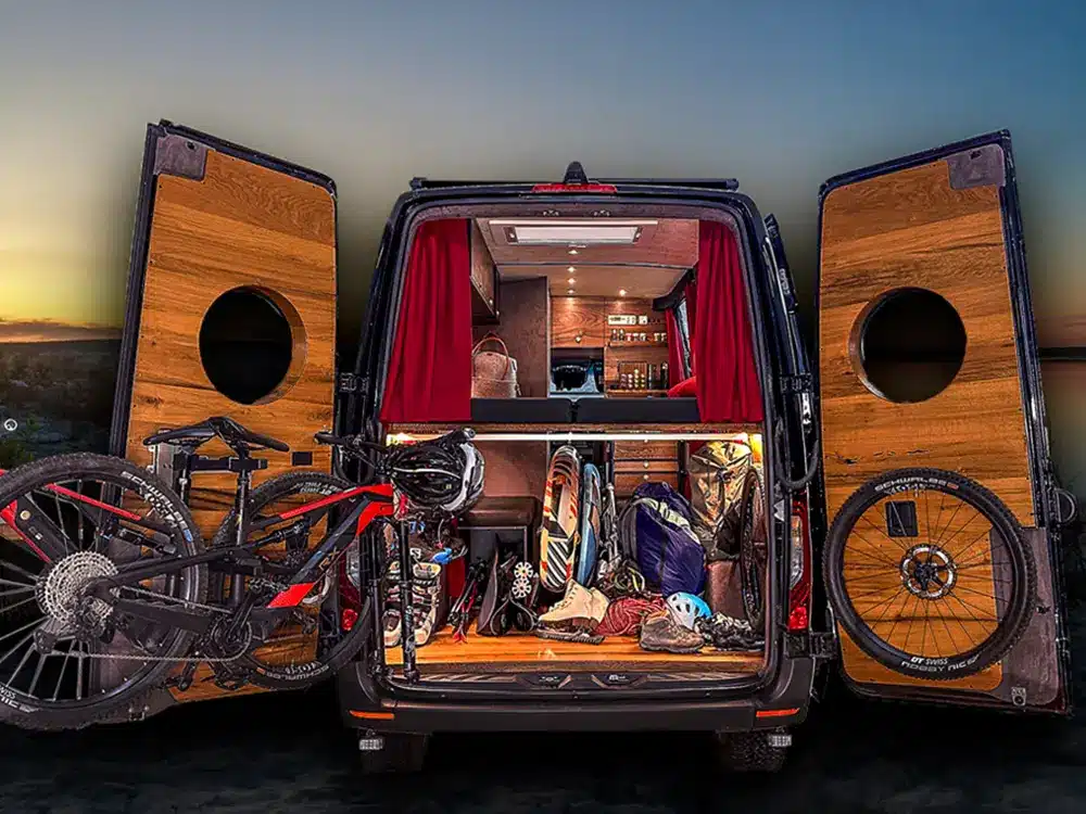 Großer Stauraum im ausgebauten Mercedes Sprinter Camper