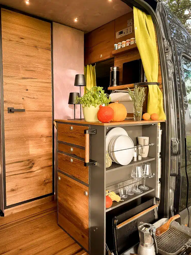 Mercedes Sprinter L2H2 Wohnraumkonzept Dusche und Küche