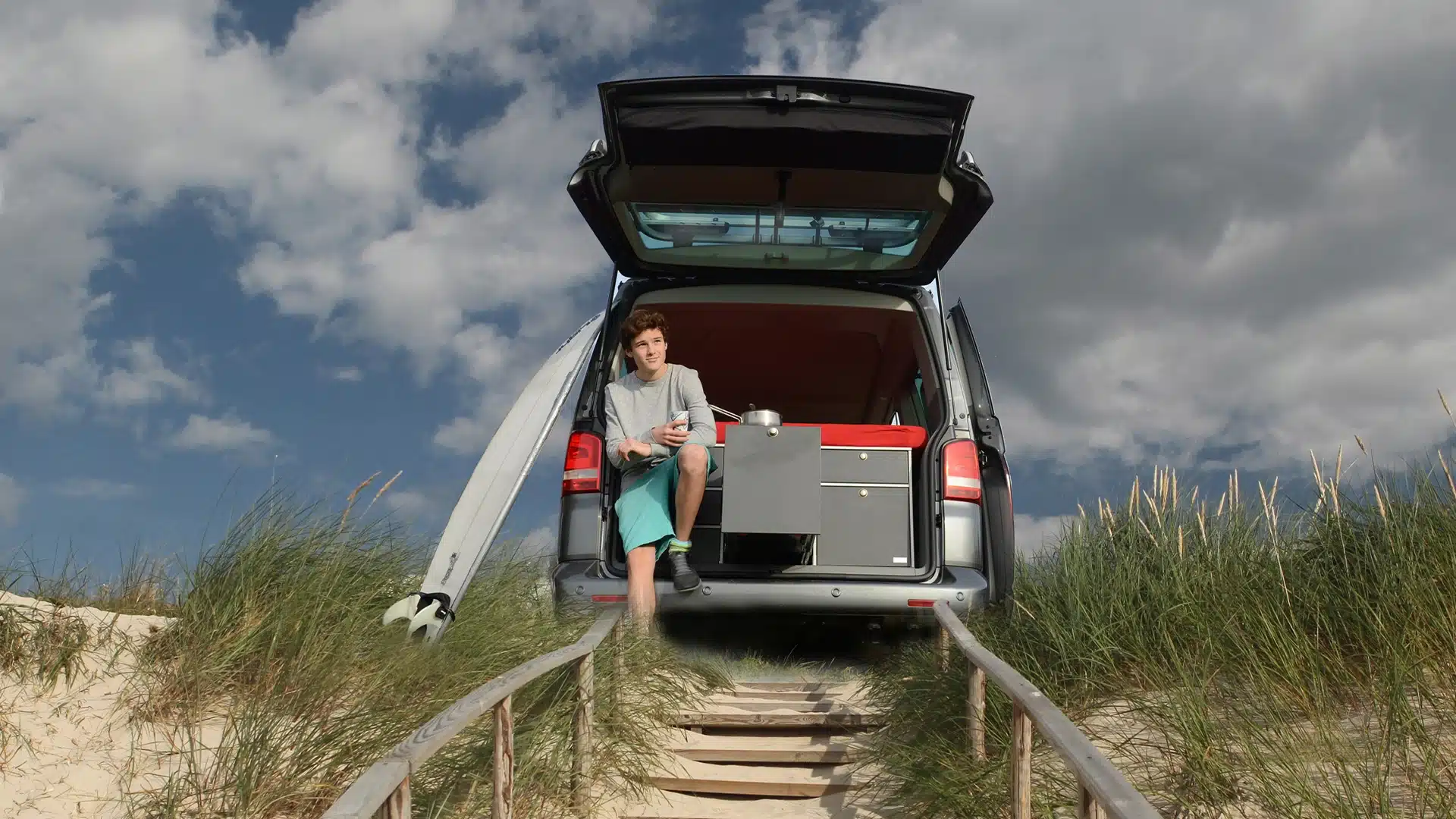 VanEssa in Deutschland an der Nordsee im VW T6 Multivan 2012 mit Heckküche und Schlafsystem