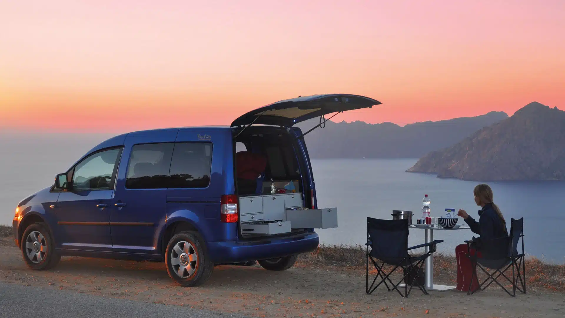 VanEssa Heckküche und Schlafsystem im VW Caddy in Frankreich auf Korsika