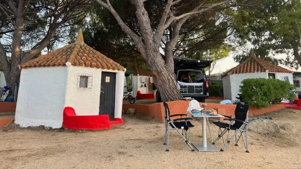VanEssa in Italien auf Sardinien 2023 im VW-Bus T6 California Beach mit Heckküche Schlafsystem Innenraumturm und Zubehör