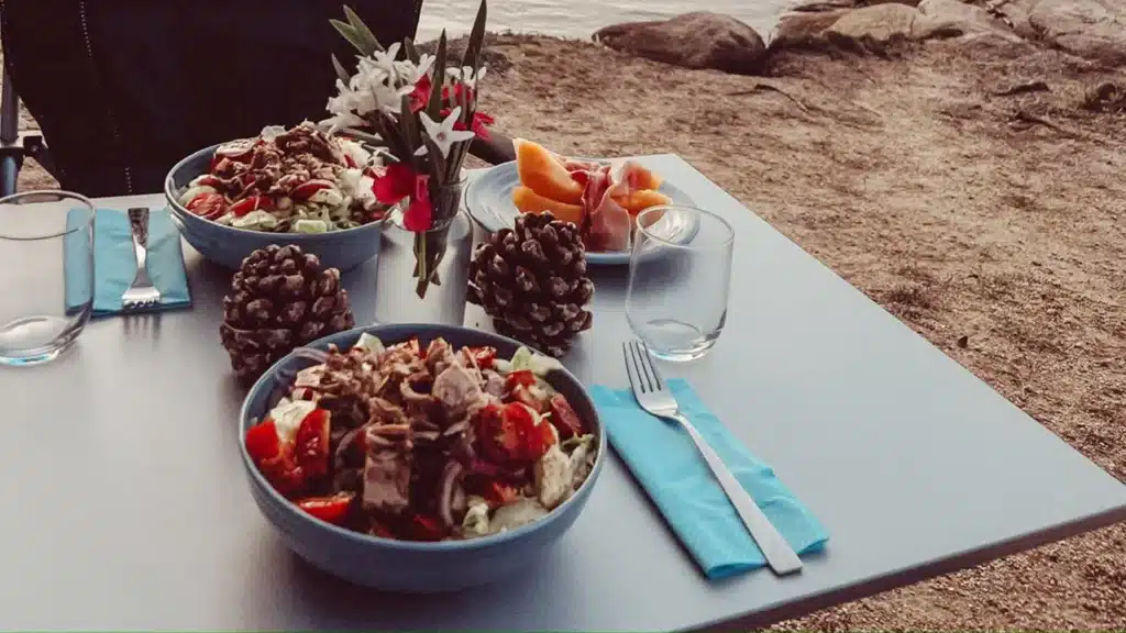 VanEssa in Italien auf Sardinien 2023 im VW-Bus T6 California Beach mit Heckküche Schlafsystem Innenraumturm und Zubehör