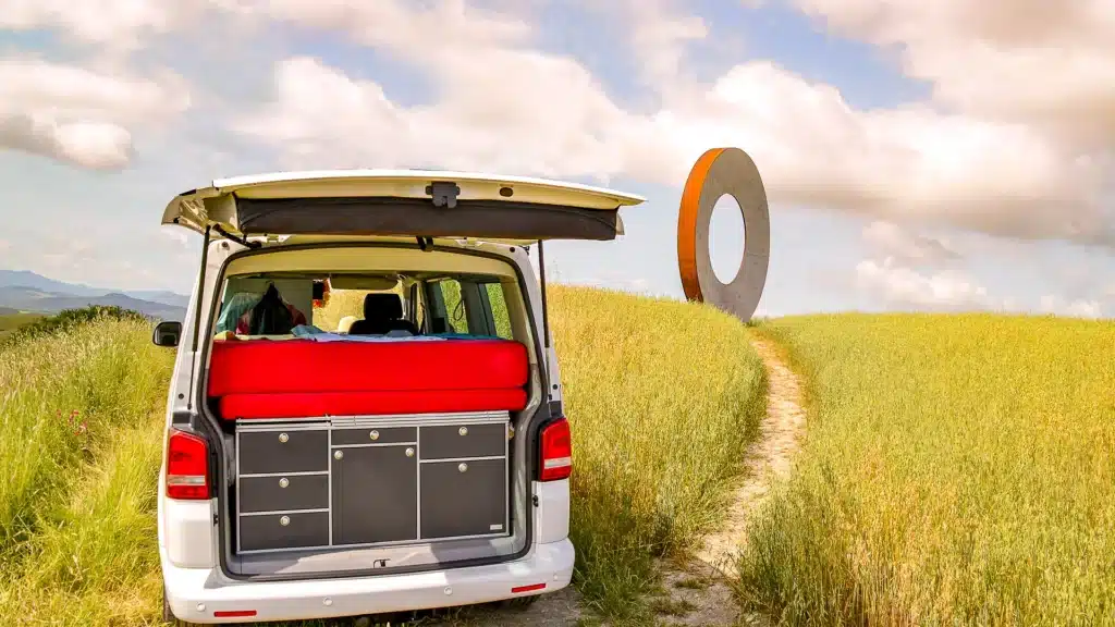 Vanessa mobilcamping in der Toskana Italien mit Heckküche und Schlafsystem im VW California Beach