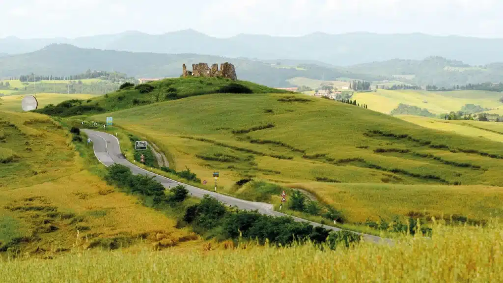 Vanessa mobilcamping in der Toskana Italien mit Heckküche und Schlafsystem im VW California Beach
