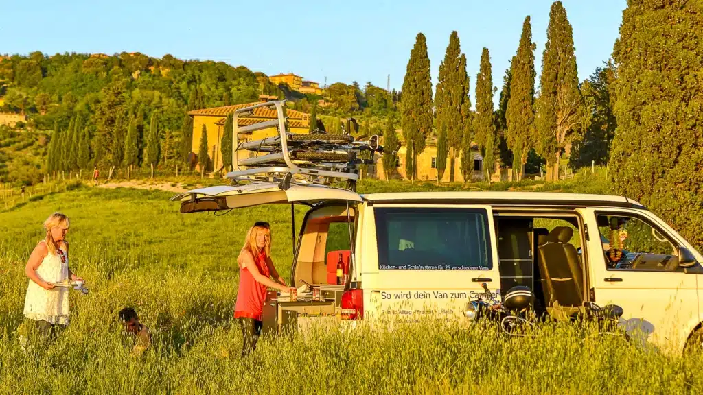 Vanessa mobilcamping in der Toskana Italien mit Heckküche und Schlafsystem im VW California Beach