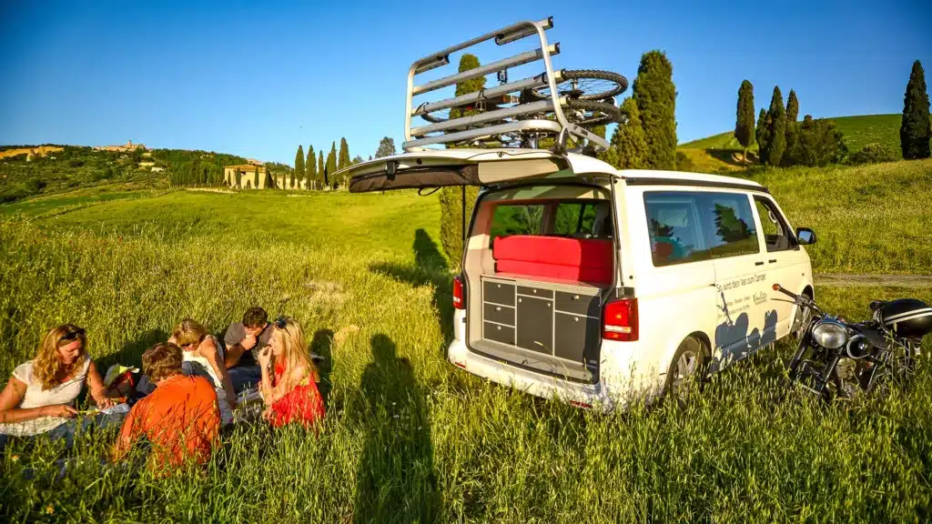Vanessa mobilcamping in der Toskana Italien mit Heckküche und Schlafsystem im VW California Beach