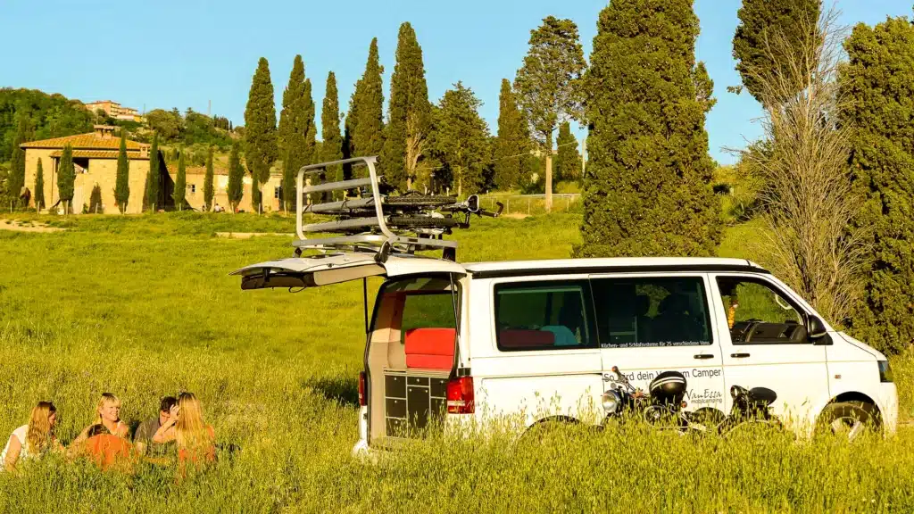 Vanessa mobilcamping in der Toskana Italien mit Heckküche und Schlafsystem im VW California Beach