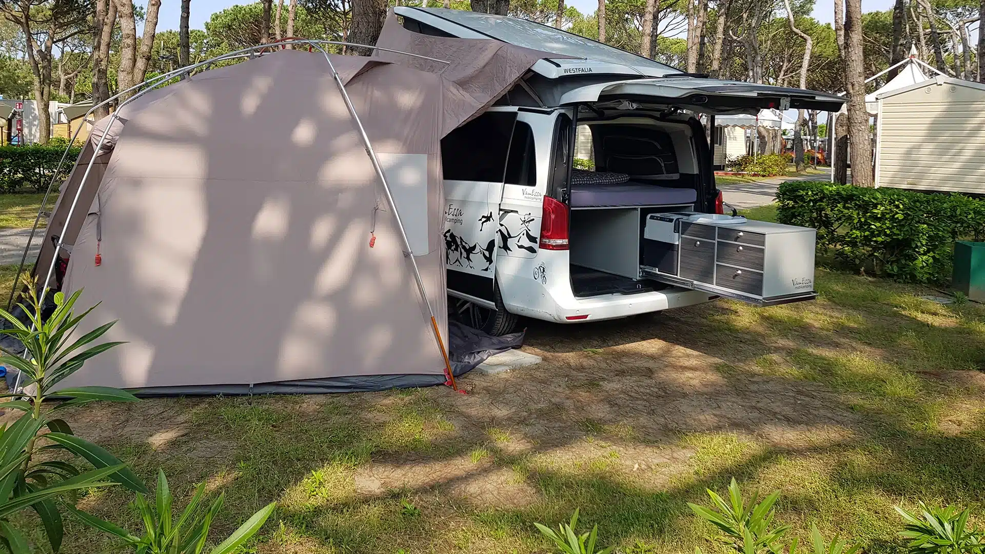 VanEssa in Italien Cavallino 2019 Mercedes Horizon Activity Schwerlastauszug Arco mit VAUDE Vorzelt