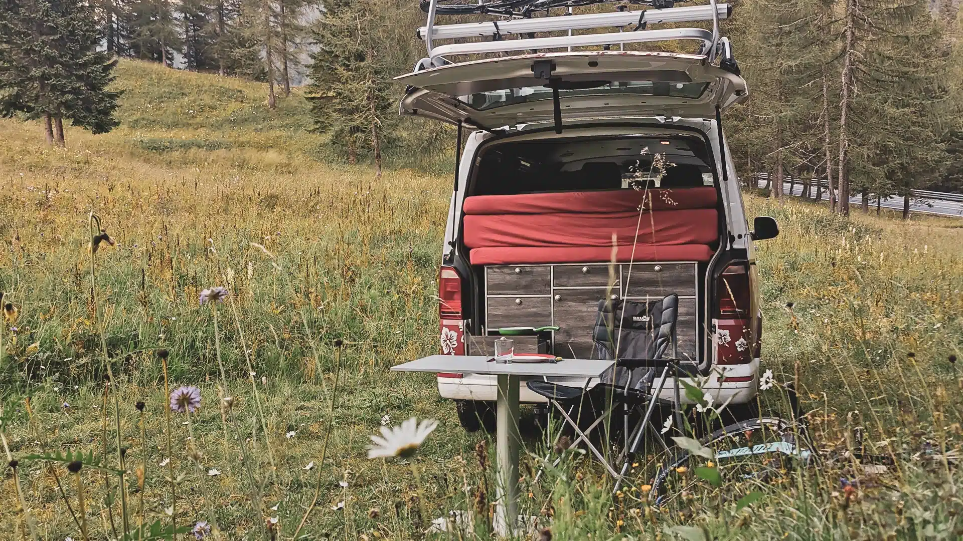 VanEssa Italien Dolomiten 2022 VW-Bus T6 Transporter Heckküche Schlafsystem und Zubehör