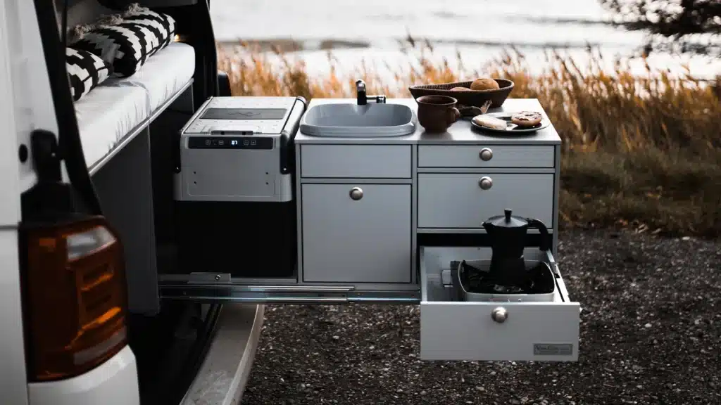 VanEssa in Norwegen mit VW-Bus T6 Multivan mit Arco Schwerlastauszug