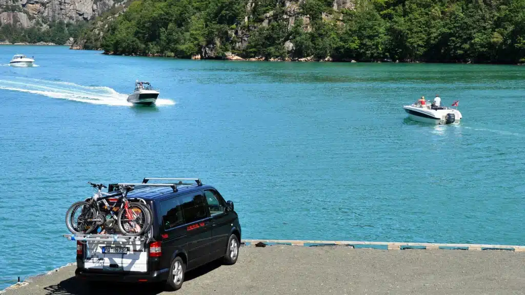 VanEssa in Norwegen mit VW-Bus T6 Multivan mit VanEssa Heckküche und Schlafsystem sowie Innenraum-Staumodul