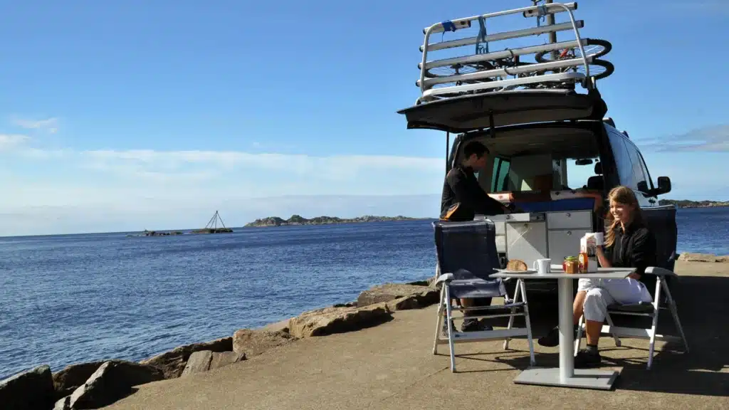 VanEssa in Norwegen mit VW-Bus T6 Multivan mit VanEssa Heckküche und Schlafsystem sowie Innenraum-Staumodul