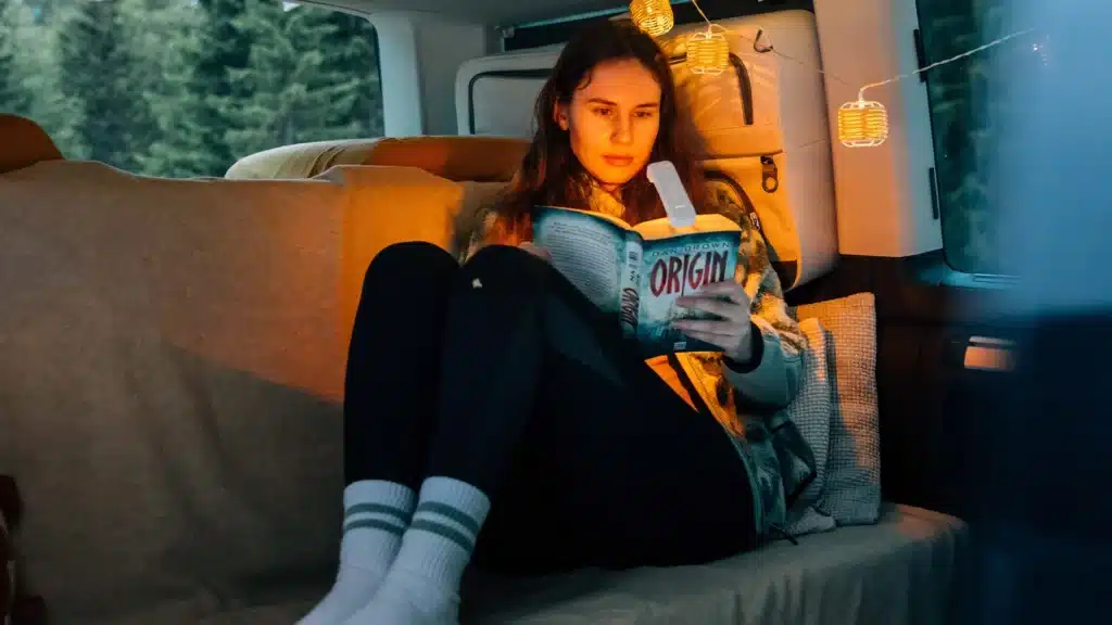Campingurlaub in Österreich im VW T6 Multivan 2024 mit Heckküche Schlafsystem und Packtaschen als Zubehör