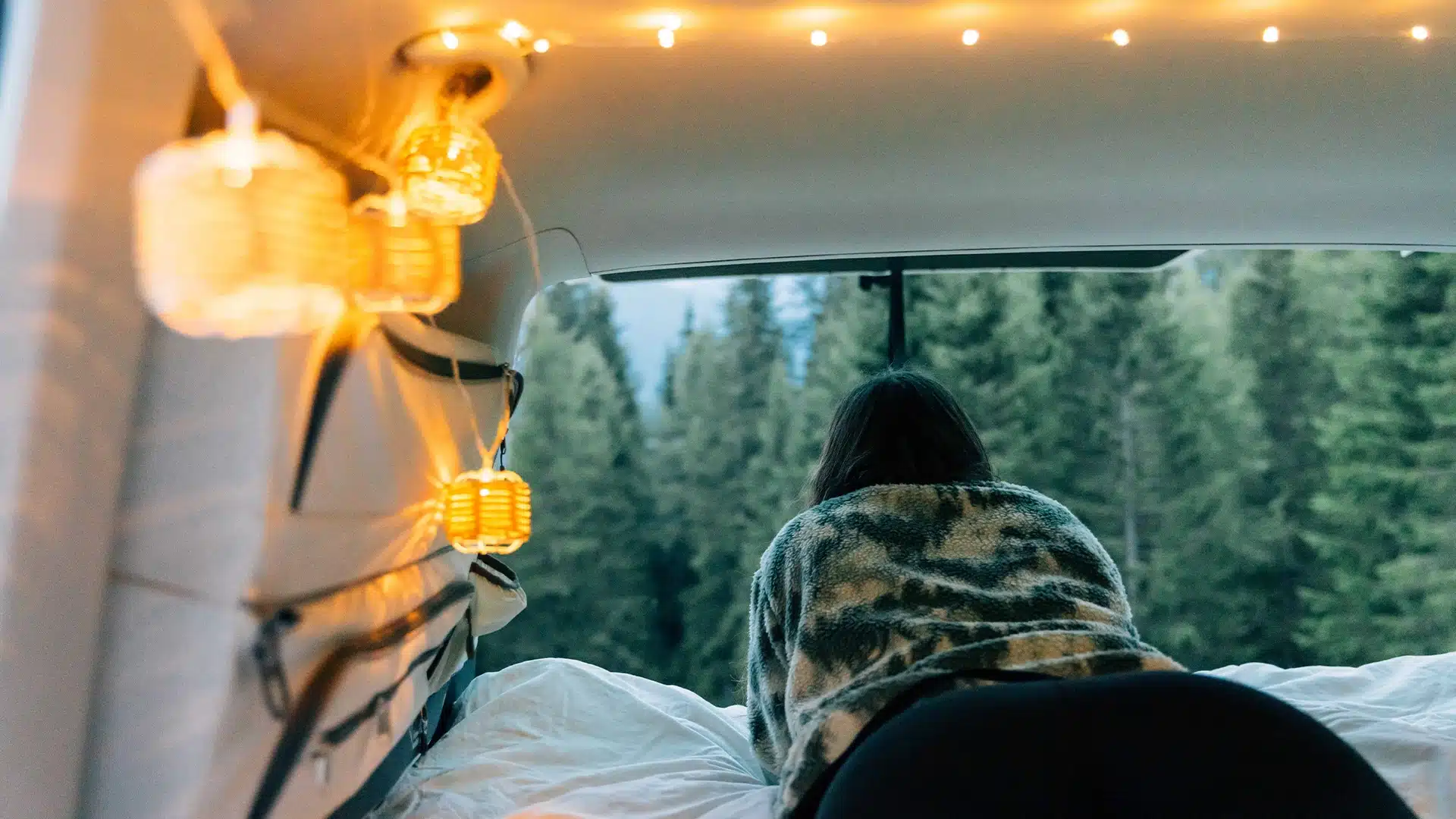 Campingurlaub in Österreich im VW T6 Multivan 2024 mit Heckküche und Schlafsystem und Packtaschen als Zubehör