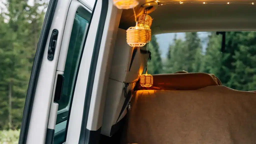 Campingurlaub in Österreich im VW T6 Multivan 2024 mit Heckküche und Schlafsystem und Packtaschen als Zubehör