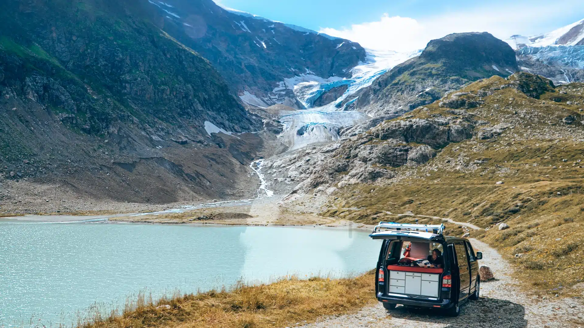Kletterurlaub in der Schweiz im VW T6 Multivan 2023 mit Heckküche Schlafsystem und Stau-Innenraummodul